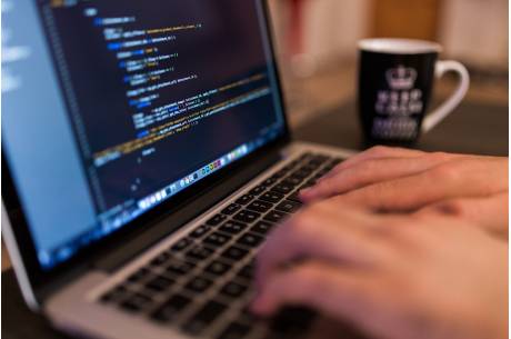 Nie otwieraj podejrzanych załączników do wiadomości email. Fot: Pixabay.com