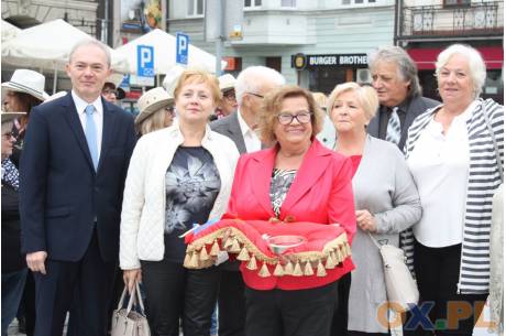 Seniorzy odebrali symboliczny klucz do bram miasta / fot. MSZ
