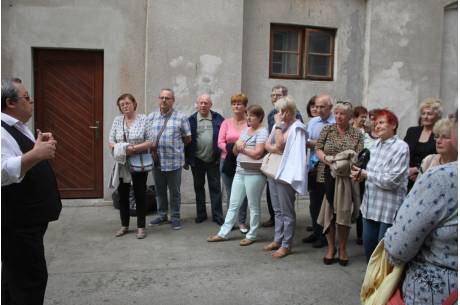 Studenci UTW w trakcie jednej z wycieczek. Fot. JŚ