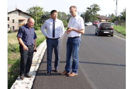  Starosta Cieszyński Janusz Król, Wójt Gminy Hażlach Grzegorz Sikorski oraz radny powiatowy Grzegorz Konieczny podczas oceny prac wykonanych na ulicy Cieszyńskiej w Zamarskach o Fot. GK