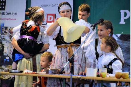 Pokaz pieczenia strudla z udziałem rodziny Riessów i kapeli Torka / fot. SK