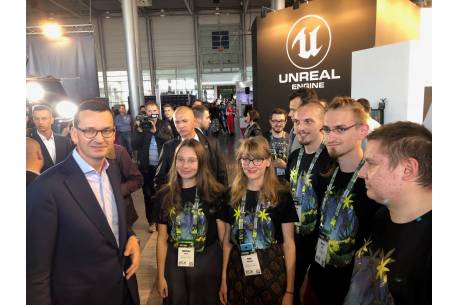 Premier Mateusz Morawiecki z zespołem Punk Notion sp. z o.o. i Cubeish Games sp. z o.o. podczas Poznań Game Arena 2018.  Fot. ARP Games