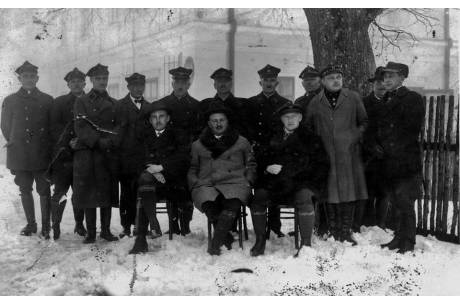 Zarząd nadleśnictwa Wisły w 1930 - w centralnym miejscu nadleśniczy Jan Małysz / źródło: profil facebookowy Nadleśnictwa Wisła