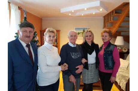 Wspólne pamiątkowe zdjęcie z jubilatem. Fot. UG Brenna