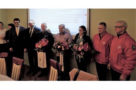 Od lewej: Rajmund Dedio, Mirosław Sitko, Rafał Pszczółka, Dariusz Waliczek, Krystyna Pilch, Eugeniusz Hyski i Ireneusz Kolon / fot. KR - ox.pl
