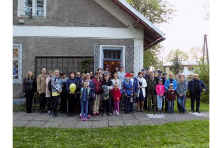 Pierwsi uczestnicy nocy muzeów przy Muzeum im. Zofii Kossak-Szatkowskiej w Górkach Wlk. / fot. KR/ox.pl