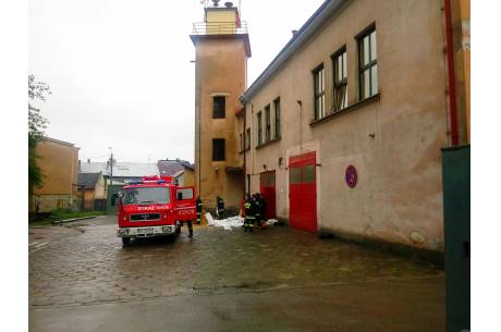 Wywóz worków z piaskiem na ul. Rozdroże w Międzyświeciu / fot. KR/ox.pl