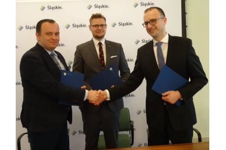 Grzegorz Sikorski podczas uroczystego podpisania umowy/ zdjęcie z profilu w mediach społecznościowych