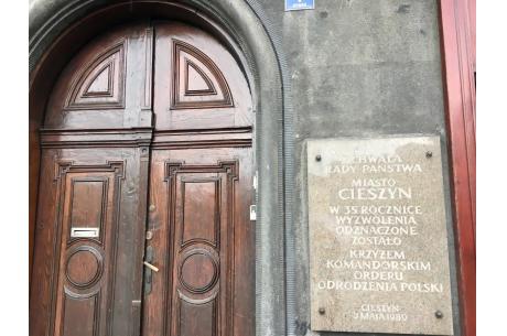 Tablica zostanie usunięta w najbliższy poniedziałek (15.07.2019) Fot. Katarzyna Koczwara / UM w Cieszynie