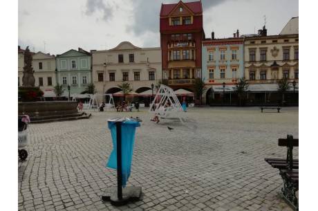 cieszyński rynek z tymczasowymi śmietnikami/ fot. BŚ