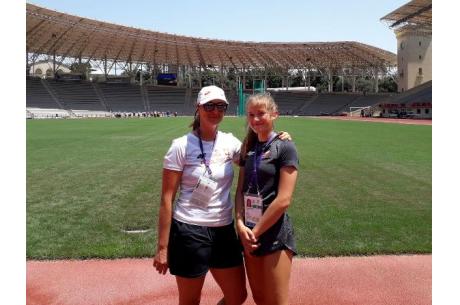 Maja Chamot z trenerką Magdaleną Kubalą na stadionie lekkoatletycznym w Baku/ zdjęcie ze strony UG Hazlach