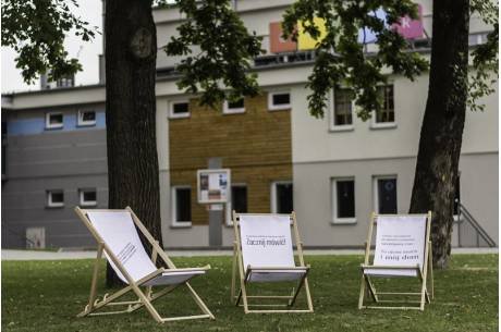Leżaki opatrzone są cytatami z literatury Fot: UM w Strumieniu