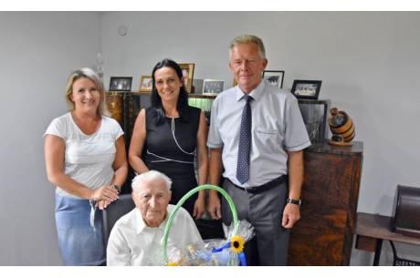 Solenizant z wnuczką Joanną, wójt Sylwia Cieślar, przewodniczący rady Karol Lipowczan, fot. T. Lenkiewicz