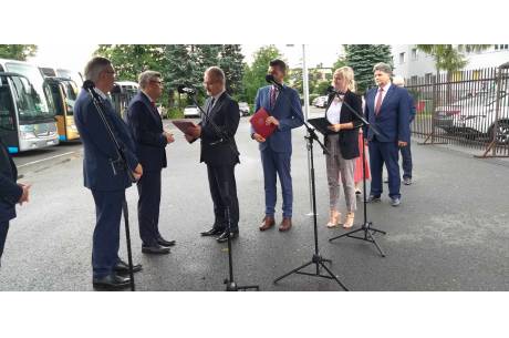 Dokument odebrał Mieczysław Szczurek, starosta cieszyński. Fot: Anszaf