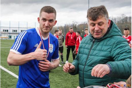 Obrońcy trofeum, piłkarze Błyskawicy Drogomyśl, zmierzą się z Puńcowem, fot. Bartłomiej Kukucz