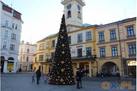 Sztuczna choinka znika z cieszyńskiego Rynku - w tym roku będzie żywa choinka / fot. arc.ox.pl