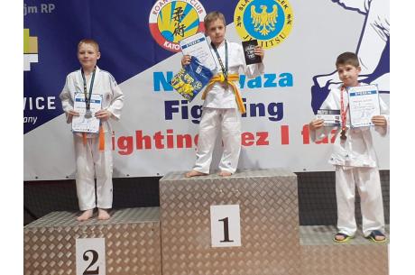 Kevin Michalski (na najwyższym stopniu podium) sięgnął po trzy medale podczas Mistrzostw Śląska w ju-jitsu, fot. KS Cieszyn