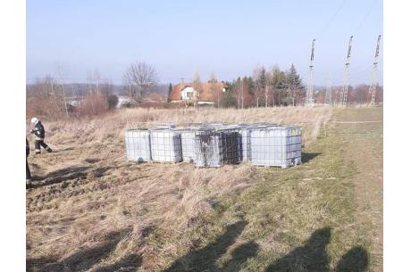 Zdjęcia zabezpieczanych pojemników odnalezionych wczoraj w Wiślicy/ fot. OSP Ochaby