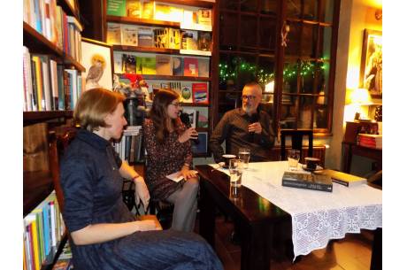 Łucja Cieślar, Martyna Szczepaniak-Woźniakowska (prowadzące spotkanie) i David French / fot. KR/ox.pl