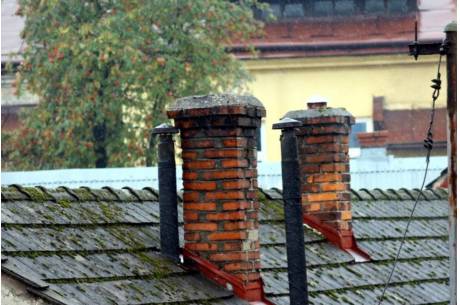 Stare piece i dym z komina można wymienić na nowe, które będą ekologiczne. fot. ARC  OX.PL
