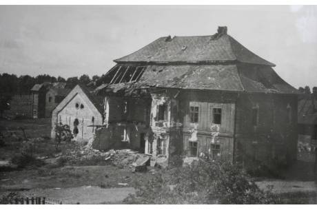 Zbombardowany budynek parafii / źródło: kc-cieszyn.pl