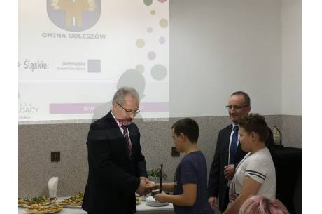 Mieczysław Szczurek odbierający podziękowania podczas otwarcia/ fot. Mat.pras.