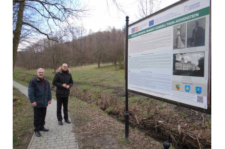 Starosta Mieczysław Szczurek i Wójt Hażlacha Grzegorz Sikorski przy działce w Kończycach Wielkich/ fot. mat. pras.
