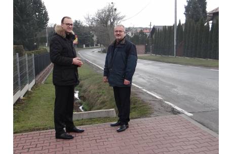Grzegorz Sikorski i Mieczysław Szczurek na ulicy Cieszyńskiej w Pogwizdowie/ fot. mat.pras.