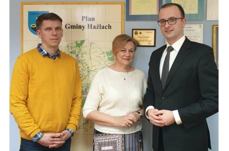 Wójt Grzegorz Sikorski z krewnymi prof. Wiktora Wawrzyczka / fot. mat. pras.