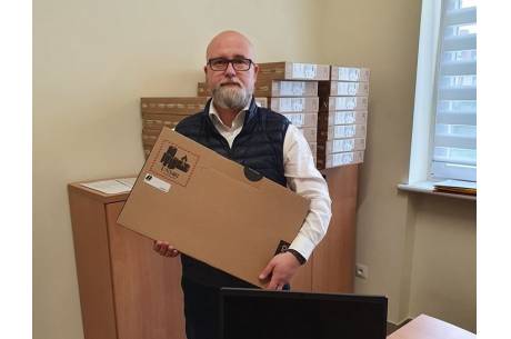 Burmistrz przekazał laptopy dyrektorom szkół. Fot: FB Przemysława Korcza