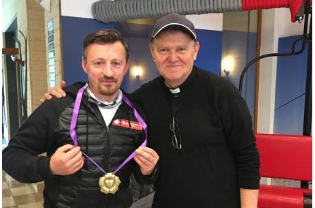 Adam Małysz i ks. Jan Byrt. Fot. mat. pras. 