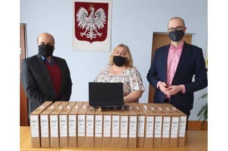 fot. Gmina Hażlach/ laptopy w Urzędzie Gminy