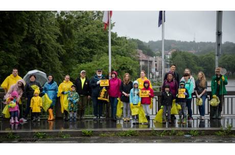 „Zróbmy tę robotę” – pod takim hasłem w sobotę 20 czerwca, odbyła się spontaniczna akcja sprzątania zielonych terenów Cieszyna / fot. H. Sokólska