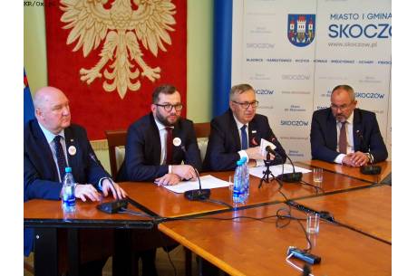 Od lewej - wicewojewoda Jan Chrząszcz, sekretarz stanu w Ministerstwie Inwestycji i Rozwoju Grzegorz Puda, sekretarz stanu w Ministerstwie Rodziny, Pracy i Polityki Społecznej Stanisław Szwed i burmistrz Skoczowa Mirosław Sitko. fot. KR/ox.pl