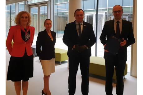 Od lewej: Beata Białowąs  - Członek Zarządu Województwa Śląskiego, Magdalena Szczepanek - Skarbnik gminy Hażlach, Jakub Chełstowski - Marszałek Województwa Śląskiego i Grzegorz Sikorski - Wójt Gminy Hażlach/ fot. mat.pras.