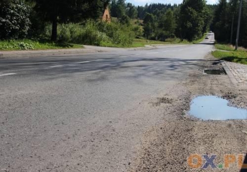 Janusz Juroszek zwraca uwagę na fatalny stan dróg w Gminie Istebna/ fot. MSZ