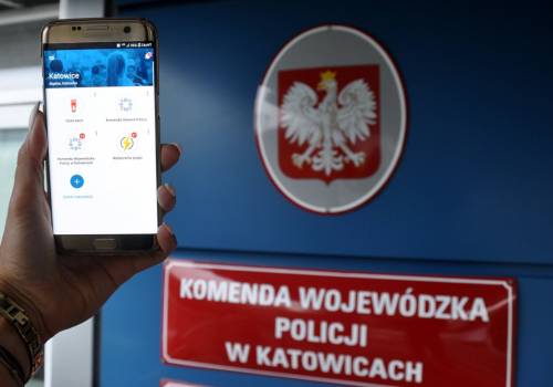 Aplikacja jest bezpłatna i można ją pobrać na większość telefonów. Fot: KWP w Katowicach