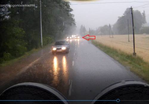 zdjęcie wykonane przez OSP Górki Wielkie, obrazujące jakie problemy może napotkać na drodze pojazd uprzywilejowany