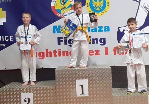 Kevin Michalski (na najwyższym stopniu podium) sięgnął po trzy medale podczas Mistrzostw Śląska w ju-jitsu, fot. KS Cieszyn