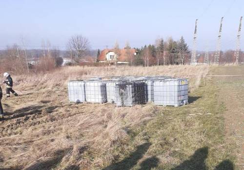 Zdjęcia zabezpieczanych pojemników odnalezionych wczoraj w Wiślicy/ fot. OSP Ochaby