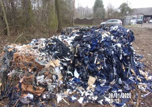 Odpady krawieckie ujawnione w Kiczycach/ foto ze strony Gmina Skoczów - Skocz do Skoczowa