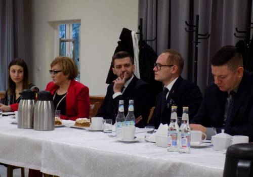 Radosław Ostałkiewicz (w środku) deklaruje, że ustąpi ze stanowiska wójta w przypadku odbycia się majowych wyborów prezydenckich. Fot. KR/ox.pl