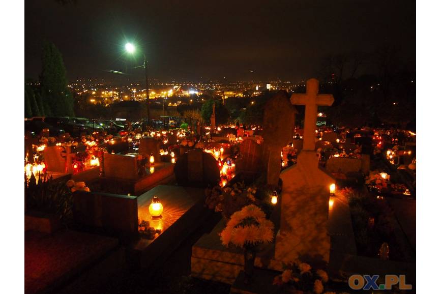 cmentarz w Skoczowie nocą
