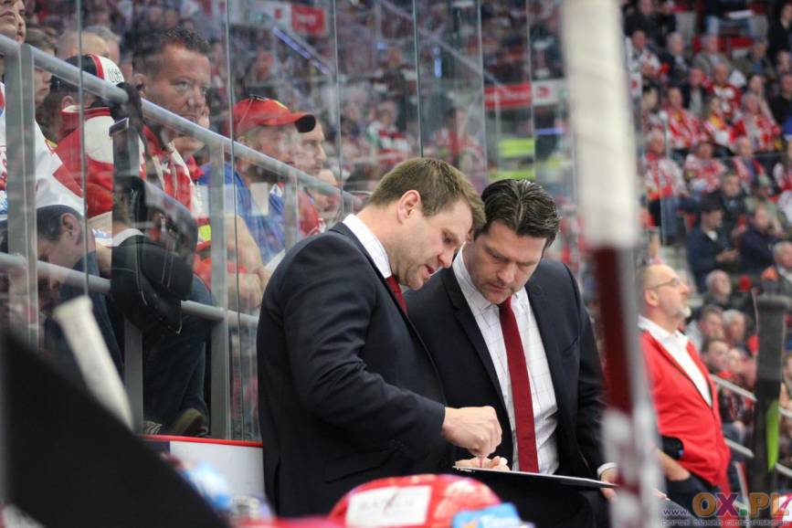 Vaclav Varada i Marek Zadina mają ciężki orzech do zgryzienia, po pierwszych dwóch meczach w Hokejowej Lidze Mistrzów. Fot. Andrzej Poncza