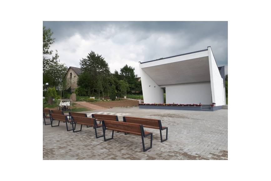 Oddana niedawno do użytku w zamarskim Parku Rekreacyjno-Sportowym zadaszona scena czeka na pierwszych amatorów kina plenerowego . Fot: mat.pras.