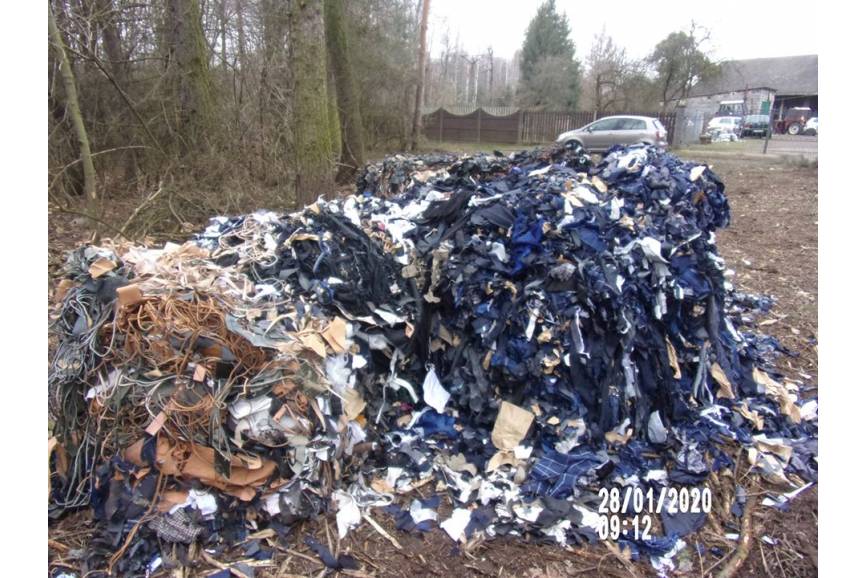 Odpady krawieckie ujawnione w Kiczycach/ foto ze strony Gmina Skoczów - Skocz do Skoczowa