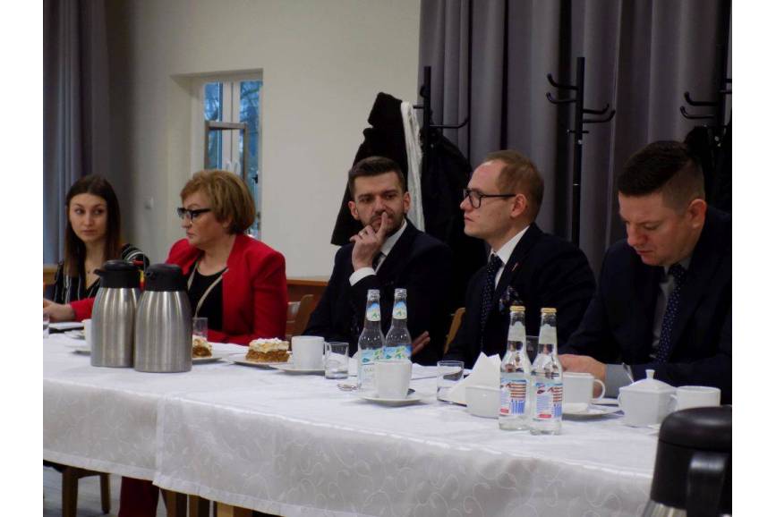 Radosław Ostałkiewicz (w środku) deklaruje, że ustąpi ze stanowiska wójta w przypadku odbycia się majowych wyborów prezydenckich. Fot. KR/ox.pl